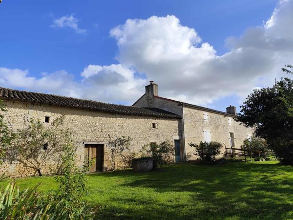 Melle (79500) Ancien corps de ferme de caractère