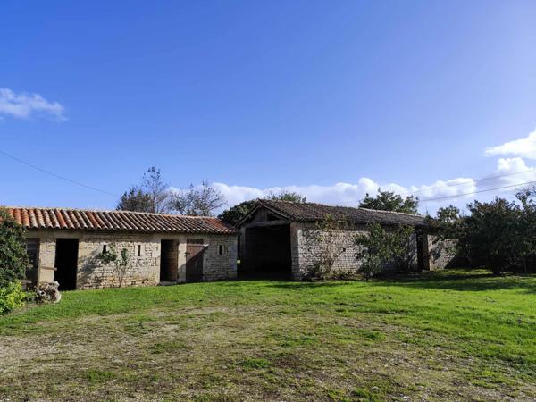 Melle (79500) Ancien corps de ferme de caractère