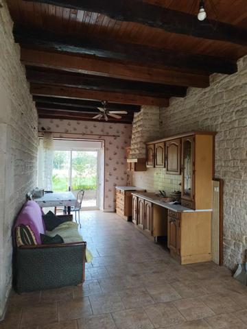 Melle (79500) Ancien corps de ferme de caractère