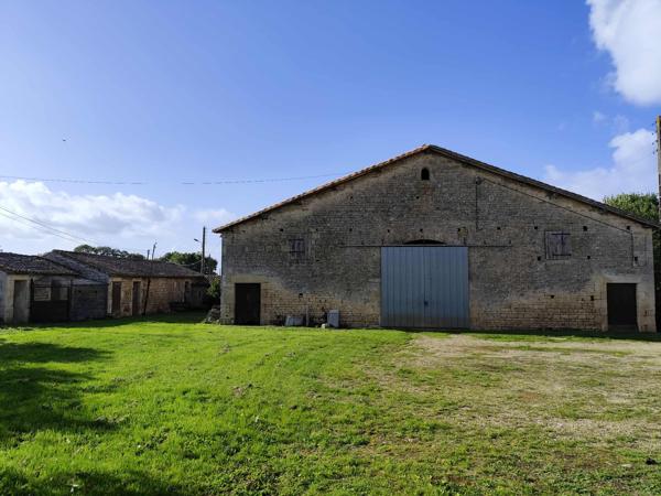 Melle (79500) Ancien corps de ferme de caractère