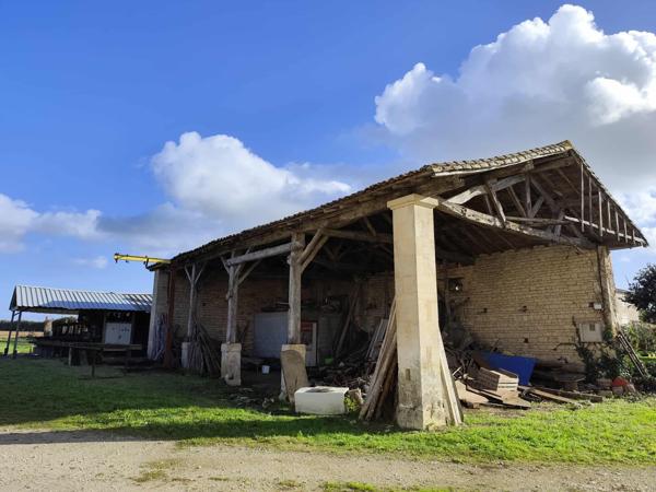 Melle (79500) Ancien corps de ferme de caractère