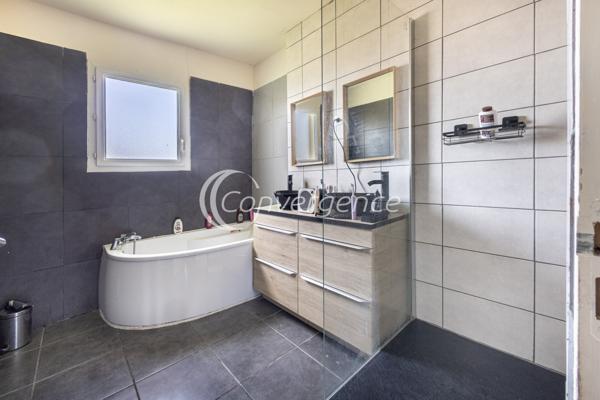 Maison
                                                                                                                                                                                                                                                                                                                        5 pièce(s)                                                                                                                                                                                                          4 chambre(s)                                                                                                                                                                                                          140  m²