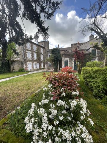 charmante maison en plein coeur de Lussac-les-Châteaux