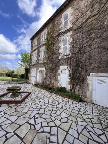 charmante maison en plein coeur de Lussac-les-Châteaux