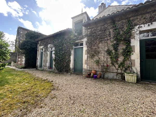 charmante maison en plein coeur de Lussac-les-Châteaux