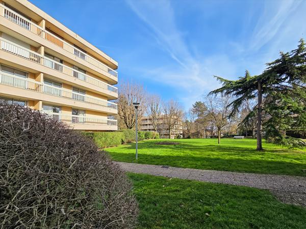 Appartement Verrieres Le Buisson 4 pièce(s)-