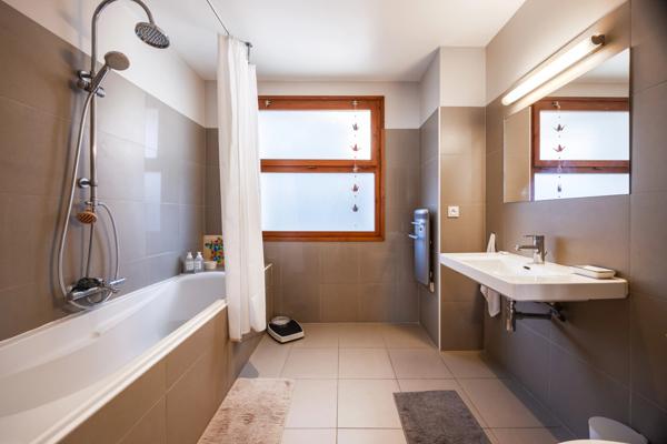 MAISON DE VILLE RENOVEE AVEC GOUT, JARDIN, GARAGE - PERPIGNAN