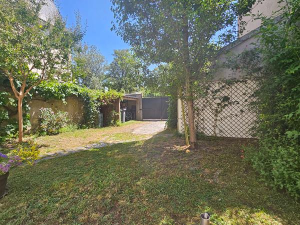 Maison de caractère avec jardin et stationnement 133 m2. Quartier Paul Bert à Tours