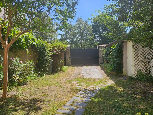 Maison de caractère avec jardin et stationnement 133 m2. Quartier Paul Bert à Tours