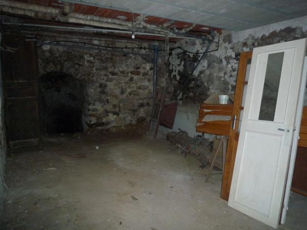 ESSOMES SUR MARNE (02) à vendre maison de 140 m2 à rénover avec cour fermée et grange de 44 m2