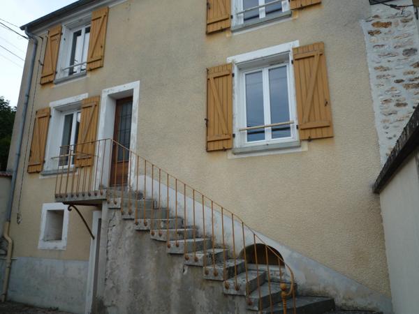 ESSOMES SUR MARNE (02) à vendre maison de 140 m2 à rénover avec cour fermée et grange de 44 m2