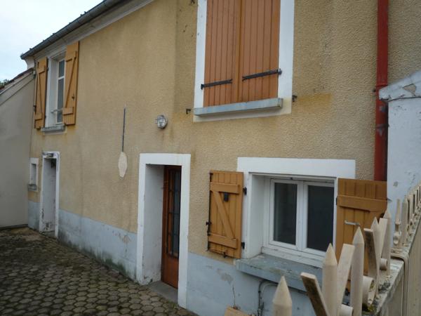 ESSOMES SUR MARNE (02) à vendre maison de 140 m2 à rénover avec cour fermée et grange de 44 m2