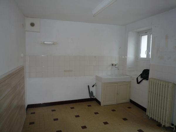 ESSOMES SUR MARNE (02) à vendre maison de 140 m2 à rénover avec cour fermée et grange de 44 m2