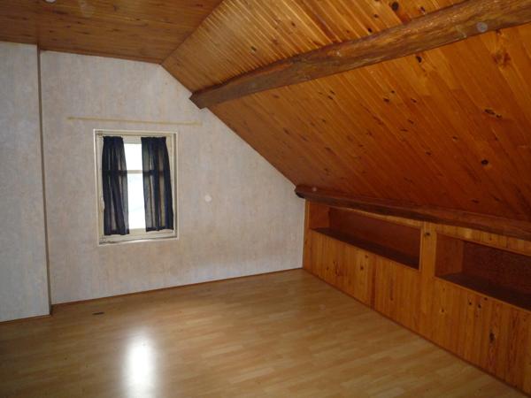 ESSOMES SUR MARNE (02) à vendre maison de 140 m2 à rénover avec cour fermée et grange de 44 m2