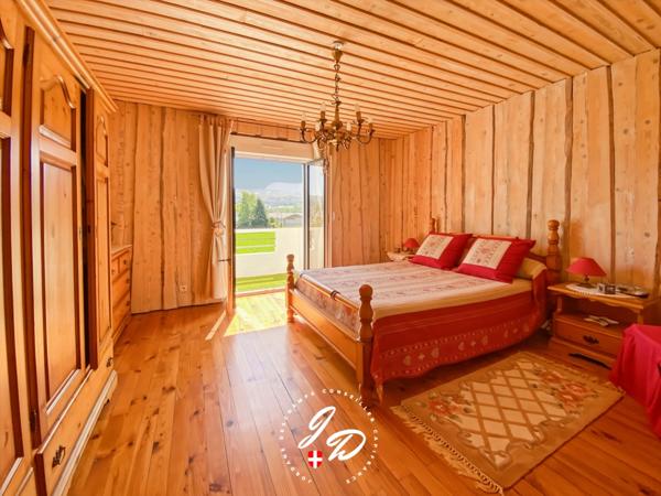 Appartement familial 5 pièces de 115 m² avec esprit maison au cœur d'Albens