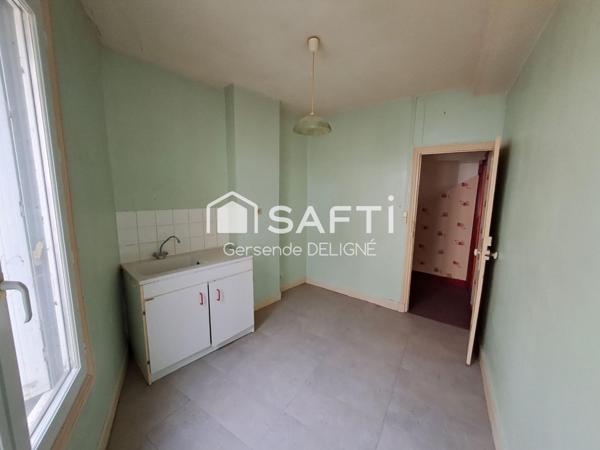 Immeuble centre-ville Loudun – Local loué + appartement à rénover