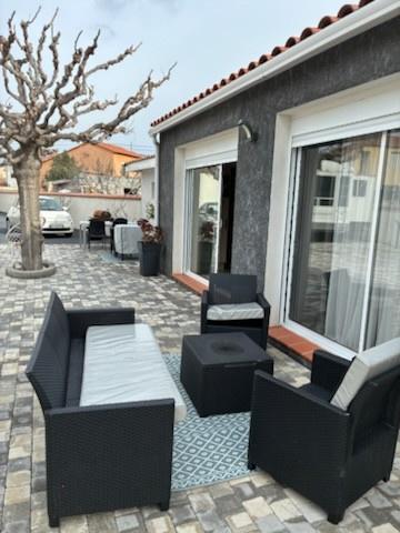 Deux maisons séparées sur une surface un extérieur de 670 m² .Parfait pour une grande famille ou investisseur