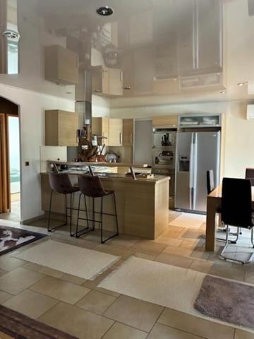 Deux maisons séparées sur une surface un extérieur de 670 m² .Parfait pour une grande famille ou investisseur