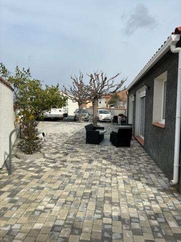Deux maisons séparées sur une surface un extérieur de 670 m² .Parfait pour une grande famille ou investisseur