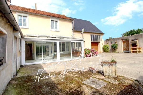 Maison de 5 pièces avec cour, jardin et dépendances