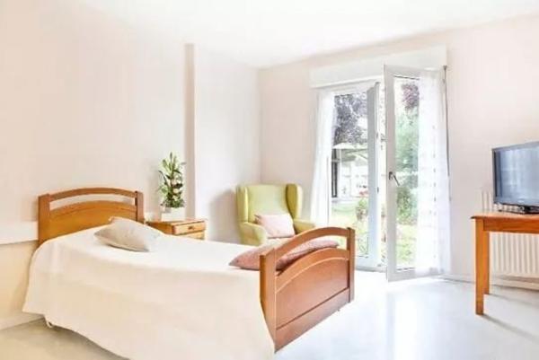 INVESTISSEMENT LOCATIF  BORDES  Résidence Ehpad Domidep Les Colchiques- 5.32 % de rentabilité