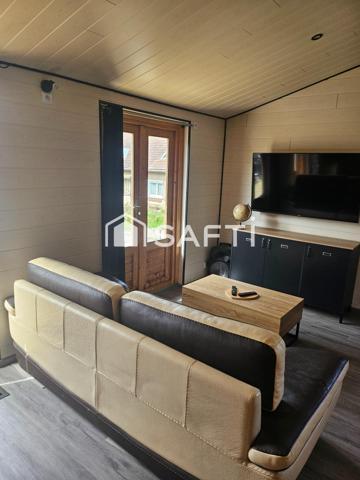 Superbe chalet récemment construit comprenant 2 chambres et un espace de vie très lumineux. Un très grand garage permet de stationnement sécurisé . Proche de tous les commerces, écoles, médecins , pharmacie.