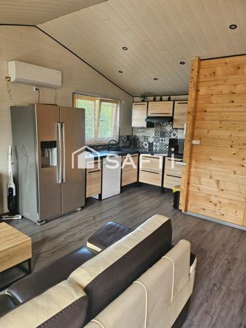 Superbe chalet récemment construit comprenant 2 chambres et un espace de vie très lumineux. Un très grand garage permet de stationnement sécurisé . Proche de tous les commerces, écoles, médecins , pharmacie.