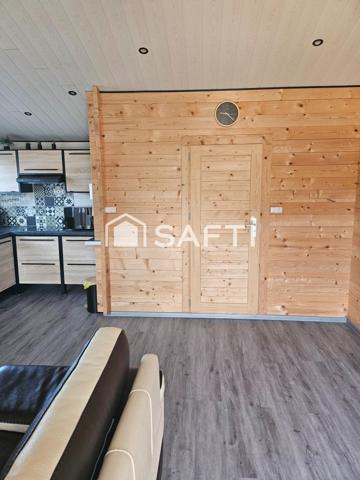 Superbe chalet récemment construit comprenant 2 chambres et un espace de vie très lumineux. Un très grand garage permet de stationnement sécurisé . Proche de tous les commerces, écoles, médecins , pharmacie.