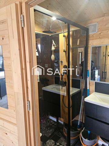 Superbe chalet récemment construit comprenant 2 chambres et un espace de vie très lumineux. Un très grand garage permet de stationnement sécurisé . Proche de tous les commerces, écoles, médecins , pharmacie.