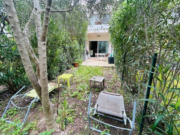 Appartement T1 de 28 m² à vendre à La Ciotat avec terrasse et jardin au calme