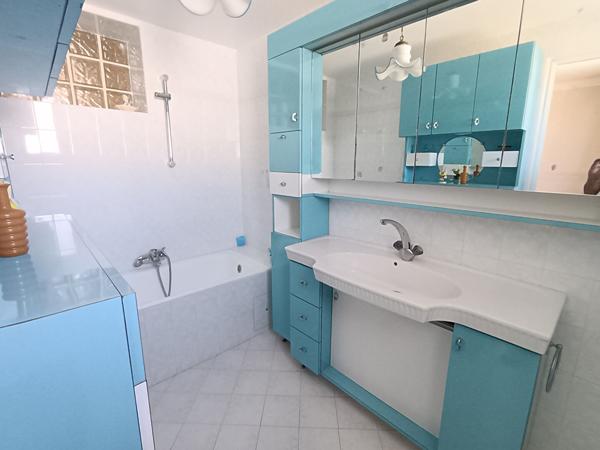 Six-fours les plages Maison T7 en R+1 d'environ 170 m² sur un terrain de 1100 m²