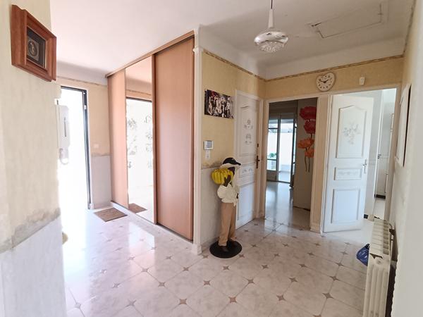 Six-fours les plages Maison T7 en R+1 d'environ 170 m² sur un terrain de 1100 m²