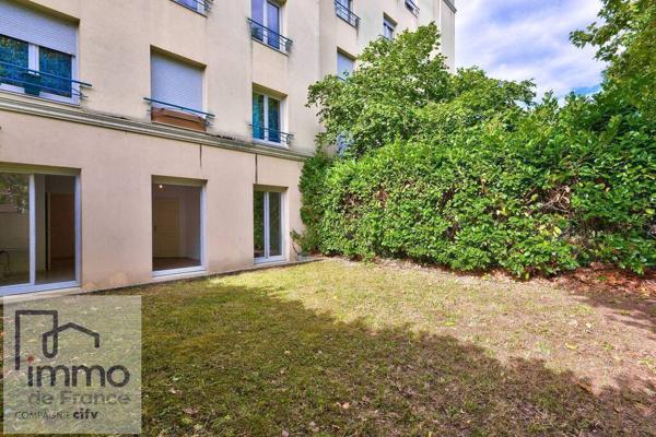 TASSIN-LA-DEMI-LUNE (Proche du Phare) F3 en RDJ de 64 m² + TERRASSE et 2 JARDINS PRIVATIFS.