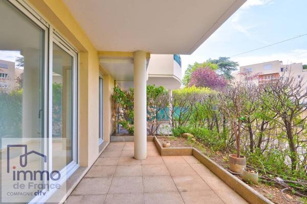 TASSIN-LA-DEMI-LUNE (Proche du Phare) F3 en RDJ de 64 m² + TERRASSE et 2 JARDINS PRIVATIFS.