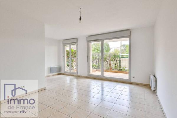 TASSIN-LA-DEMI-LUNE (Proche du Phare) F3 en RDJ de 64 m² + TERRASSE et 2 JARDINS PRIVATIFS.