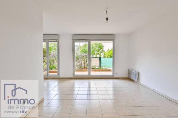 TASSIN-LA-DEMI-LUNE (Proche du Phare) F3 en RDJ de 64 m² + TERRASSE et 2 JARDINS PRIVATIFS.
