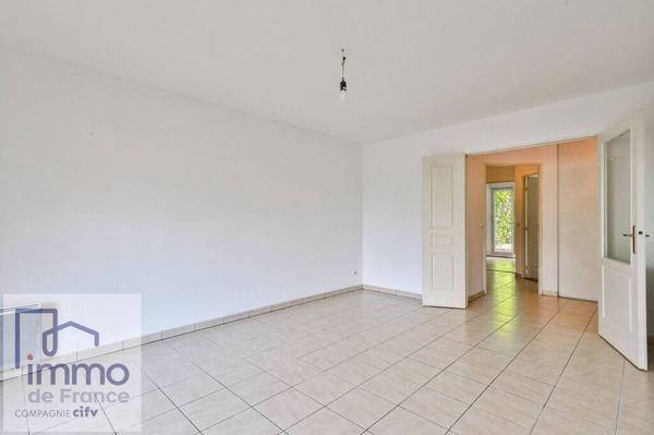 TASSIN-LA-DEMI-LUNE (Proche du Phare) F3 en RDJ de 64 m² + TERRASSE et 2 JARDINS PRIVATIFS.