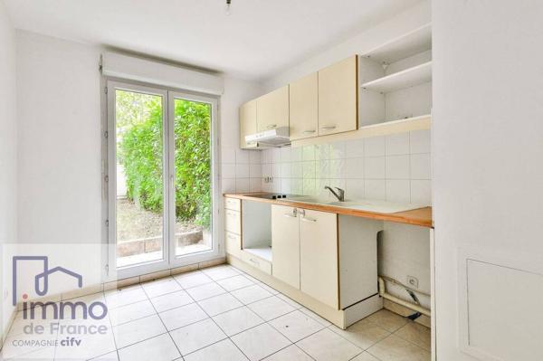 TASSIN-LA-DEMI-LUNE (Proche du Phare) F3 en RDJ de 64 m² + TERRASSE et 2 JARDINS PRIVATIFS.