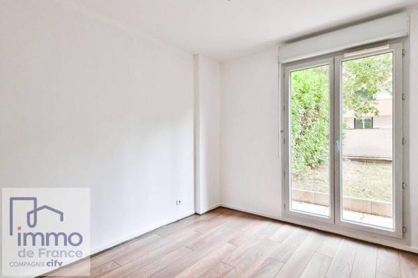 TASSIN-LA-DEMI-LUNE (Proche du Phare) F3 en RDJ de 64 m² + TERRASSE et 2 JARDINS PRIVATIFS.