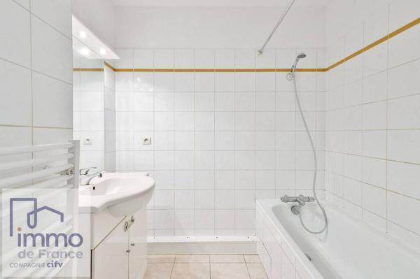 TASSIN-LA-DEMI-LUNE (Proche du Phare) F3 en RDJ de 64 m² + TERRASSE et 2 JARDINS PRIVATIFS.