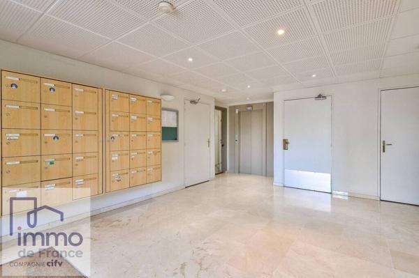 TASSIN-LA-DEMI-LUNE (Proche du Phare) F3 en RDJ de 64 m² + TERRASSE et 2 JARDINS PRIVATIFS.