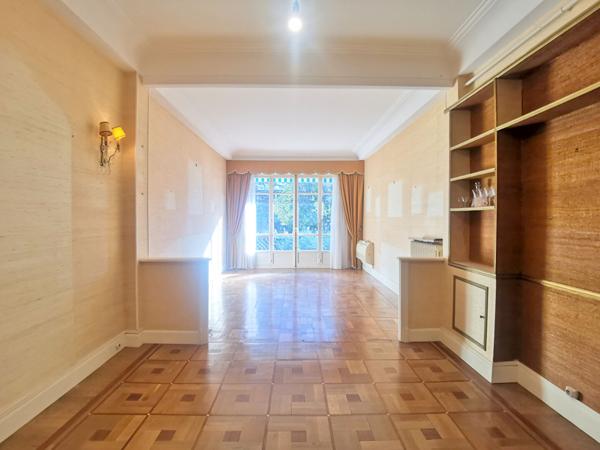 BOULEVARD DUBOUCHAGE : 2 PIECES TRAVERSANT DANS RESIDENCE STANDING