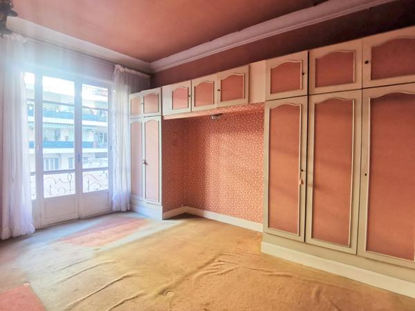 BOULEVARD DUBOUCHAGE : 2 PIECES TRAVERSANT DANS RESIDENCE STANDING