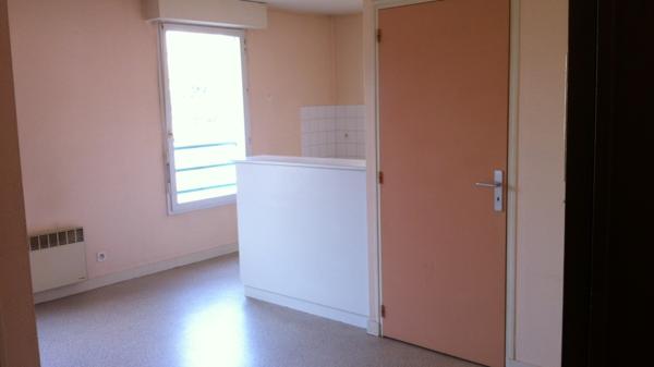 APPARTEMENT F2 AVENUE TREUILLE CHATELLERAULT Réf : A.83