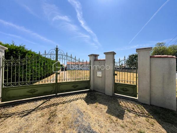 Dans un environnement calme et sans vis-à-vis, cette maison de plain-pied construite en 2006 est implantée sur une belle parcelle plate de 2 000 m², constructible et non divisible.
L’entrée avec placard dessert un séjour lumineux, largement ouvert sur le jardin grâce à deux grandes baies vitrées exposées plein sud. La cuisine indépendante, entièrement neuve et jamais utilisée, offre un beau potentiel d’ouverture sur le séjour afin de créer un espace de vie encore plus généreux.
La partie nuit comprend deux chambres, une salle d’eau et des toilettes indépendantes ; quelques travaux de rafraîchissement permettront de personnaliser l’ensemble selon vos goûts. 
Une buanderie-arrière-cuisine très fonctionnelle, avec point d’eau et accès direct à l’extérieur ainsi qu’au garage, complète l’ensemble. Le garage, équipé d’un volet roulant motorisé récent, bénéficie également d’une grande mezzanine offrant un précieux espace de rangement.
La maison dispose d’un chauffage électrique ainsi que d’un puits alimentant les sanitaires et la machine à laver.
SES ATOUTS : Plain-pied / Cuisine neuve / Terrain constructible / Puits
Lumineuse, fonctionnelle et évolutive, cette maison se distingue par la rare combinaison d’un plain-pied, d’un vaste terrain et d’un positionnement particulièrement attractif sur le secteur.
Contactez-moi pour échanger sur votre projet et organiser une visite.
Au plaisir de vous la faire découvrir, Corinne