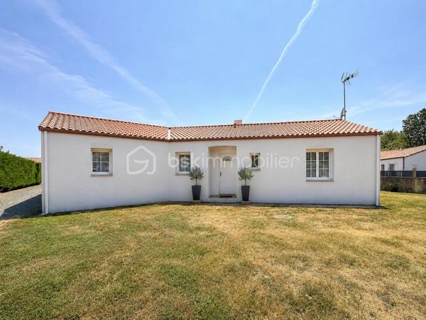Dans un environnement calme et sans vis-à-vis, cette maison de plain-pied construite en 2006 est implantée sur une belle parcelle plate de 2 000 m², constructible et non divisible.
L’entrée avec placard dessert un séjour lumineux, largement ouvert sur le jardin grâce à deux grandes baies vitrées exposées plein sud. La cuisine indépendante, entièrement neuve et jamais utilisée, offre un beau potentiel d’ouverture sur le séjour afin de créer un espace de vie encore plus généreux.
La partie nuit comprend deux chambres, une salle d’eau et des toilettes indépendantes ; quelques travaux de rafraîchissement permettront de personnaliser l’ensemble selon vos goûts. 
Une buanderie-arrière-cuisine très fonctionnelle, avec point d’eau et accès direct à l’extérieur ainsi qu’au garage, complète l’ensemble. Le garage, équipé d’un volet roulant motorisé récent, bénéficie également d’une grande mezzanine offrant un précieux espace de rangement.
La maison dispose d’un chauffage électrique ainsi que d’un puits alimentant les sanitaires et la machine à laver.
SES ATOUTS : Plain-pied / Cuisine neuve / Terrain constructible / Puits
Lumineuse, fonctionnelle et évolutive, cette maison se distingue par la rare combinaison d’un plain-pied, d’un vaste terrain et d’un positionnement particulièrement attractif sur le secteur.
Contactez-moi pour échanger sur votre projet et organiser une visite.
Au plaisir de vous la faire découvrir, Corinne