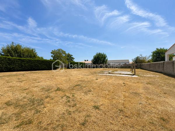 Dans un environnement calme et sans vis-à-vis, cette maison de plain-pied construite en 2006 est implantée sur une belle parcelle plate de 2 000 m², constructible et non divisible.
L’entrée avec placard dessert un séjour lumineux, largement ouvert sur le jardin grâce à deux grandes baies vitrées exposées plein sud. La cuisine indépendante, entièrement neuve et jamais utilisée, offre un beau potentiel d’ouverture sur le séjour afin de créer un espace de vie encore plus généreux.
La partie nuit comprend deux chambres, une salle d’eau et des toilettes indépendantes ; quelques travaux de rafraîchissement permettront de personnaliser l’ensemble selon vos goûts. 
Une buanderie-arrière-cuisine très fonctionnelle, avec point d’eau et accès direct à l’extérieur ainsi qu’au garage, complète l’ensemble. Le garage, équipé d’un volet roulant motorisé récent, bénéficie également d’une grande mezzanine offrant un précieux espace de rangement.
La maison dispose d’un chauffage électrique ainsi que d’un puits alimentant les sanitaires et la machine à laver.
SES ATOUTS : Plain-pied / Cuisine neuve / Terrain constructible / Puits
Lumineuse, fonctionnelle et évolutive, cette maison se distingue par la rare combinaison d’un plain-pied, d’un vaste terrain et d’un positionnement particulièrement attractif sur le secteur.
Contactez-moi pour échanger sur votre projet et organiser une visite.
Au plaisir de vous la faire découvrir, Corinne