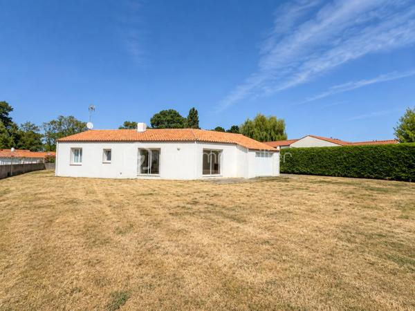 Dans un environnement calme et sans vis-à-vis, cette maison de plain-pied construite en 2006 est implantée sur une belle parcelle plate de 2 000 m², constructible et non divisible.
L’entrée avec placard dessert un séjour lumineux, largement ouvert sur le jardin grâce à deux grandes baies vitrées exposées plein sud. La cuisine indépendante, entièrement neuve et jamais utilisée, offre un beau potentiel d’ouverture sur le séjour afin de créer un espace de vie encore plus généreux.
La partie nuit comprend deux chambres, une salle d’eau et des toilettes indépendantes ; quelques travaux de rafraîchissement permettront de personnaliser l’ensemble selon vos goûts. 
Une buanderie-arrière-cuisine très fonctionnelle, avec point d’eau et accès direct à l’extérieur ainsi qu’au garage, complète l’ensemble. Le garage, équipé d’un volet roulant motorisé récent, bénéficie également d’une grande mezzanine offrant un précieux espace de rangement.
La maison dispose d’un chauffage électrique ainsi que d’un puits alimentant les sanitaires et la machine à laver.
SES ATOUTS : Plain-pied / Cuisine neuve / Terrain constructible / Puits
Lumineuse, fonctionnelle et évolutive, cette maison se distingue par la rare combinaison d’un plain-pied, d’un vaste terrain et d’un positionnement particulièrement attractif sur le secteur.
Contactez-moi pour échanger sur votre projet et organiser une visite.
Au plaisir de vous la faire découvrir, Corinne