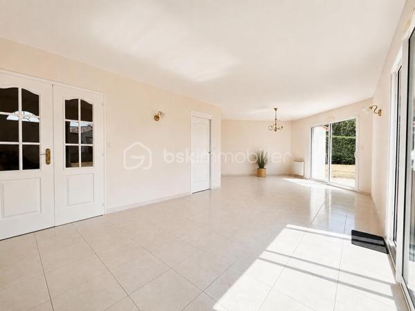 Dans un environnement calme et sans vis-à-vis, cette maison de plain-pied construite en 2006 est implantée sur une belle parcelle plate de 2 000 m², constructible et non divisible.
L’entrée avec placard dessert un séjour lumineux, largement ouvert sur le jardin grâce à deux grandes baies vitrées exposées plein sud. La cuisine indépendante, entièrement neuve et jamais utilisée, offre un beau potentiel d’ouverture sur le séjour afin de créer un espace de vie encore plus généreux.
La partie nuit comprend deux chambres, une salle d’eau et des toilettes indépendantes ; quelques travaux de rafraîchissement permettront de personnaliser l’ensemble selon vos goûts. 
Une buanderie-arrière-cuisine très fonctionnelle, avec point d’eau et accès direct à l’extérieur ainsi qu’au garage, complète l’ensemble. Le garage, équipé d’un volet roulant motorisé récent, bénéficie également d’une grande mezzanine offrant un précieux espace de rangement.
La maison dispose d’un chauffage électrique ainsi que d’un puits alimentant les sanitaires et la machine à laver.
SES ATOUTS : Plain-pied / Cuisine neuve / Terrain constructible / Puits
Lumineuse, fonctionnelle et évolutive, cette maison se distingue par la rare combinaison d’un plain-pied, d’un vaste terrain et d’un positionnement particulièrement attractif sur le secteur.
Contactez-moi pour échanger sur votre projet et organiser une visite.
Au plaisir de vous la faire découvrir, Corinne