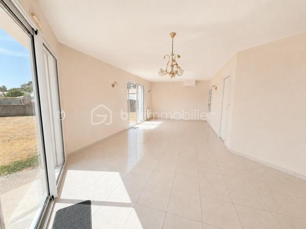 Dans un environnement calme et sans vis-à-vis, cette maison de plain-pied construite en 2006 est implantée sur une belle parcelle plate de 2 000 m², constructible et non divisible.
L’entrée avec placard dessert un séjour lumineux, largement ouvert sur le jardin grâce à deux grandes baies vitrées exposées plein sud. La cuisine indépendante, entièrement neuve et jamais utilisée, offre un beau potentiel d’ouverture sur le séjour afin de créer un espace de vie encore plus généreux.
La partie nuit comprend deux chambres, une salle d’eau et des toilettes indépendantes ; quelques travaux de rafraîchissement permettront de personnaliser l’ensemble selon vos goûts. 
Une buanderie-arrière-cuisine très fonctionnelle, avec point d’eau et accès direct à l’extérieur ainsi qu’au garage, complète l’ensemble. Le garage, équipé d’un volet roulant motorisé récent, bénéficie également d’une grande mezzanine offrant un précieux espace de rangement.
La maison dispose d’un chauffage électrique ainsi que d’un puits alimentant les sanitaires et la machine à laver.
SES ATOUTS : Plain-pied / Cuisine neuve / Terrain constructible / Puits
Lumineuse, fonctionnelle et évolutive, cette maison se distingue par la rare combinaison d’un plain-pied, d’un vaste terrain et d’un positionnement particulièrement attractif sur le secteur.
Contactez-moi pour échanger sur votre projet et organiser une visite.
Au plaisir de vous la faire découvrir, Corinne